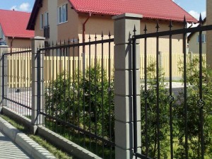 Создать мем: забор для коттеджа, металлический забор секционный, красивые заборы для частных домов