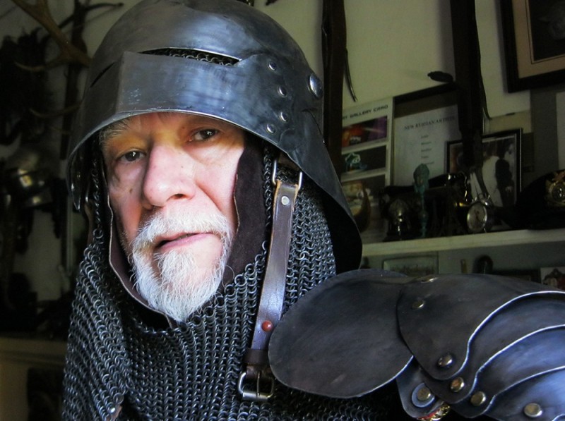 Создать мем: средневековый доспех, larp шлем, мужчина