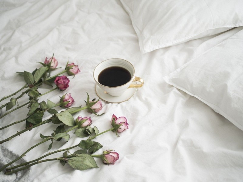 Создать мем: доброе утро кофе в постель, кофе в постель, утро цветы