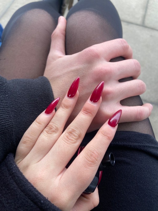 Создать мем: ногти красные острые, бордовый маникюр на острые ногти, длинные ногти красивые