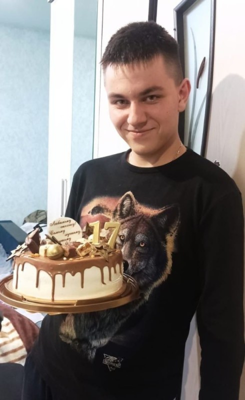 Создать мем: мужчина, торт на день рождения 14 лет, торт
