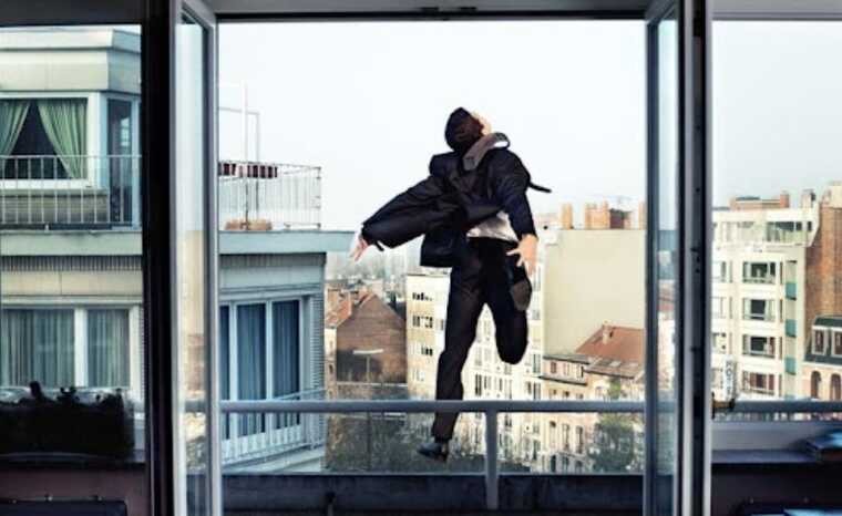Создать мем: человек на балконе, из окна, человек прыгает из окна