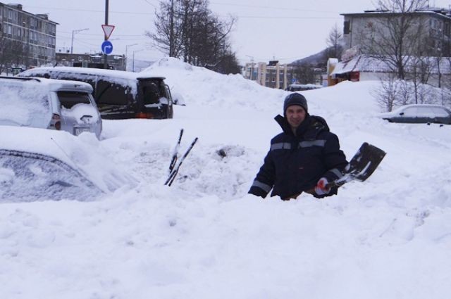Создать мем: южно-сахалинск снег, снег зима, уборка снега