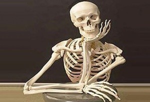 Создать мем: скелет человека, скелет ждет когда привезут, скелет ждет
