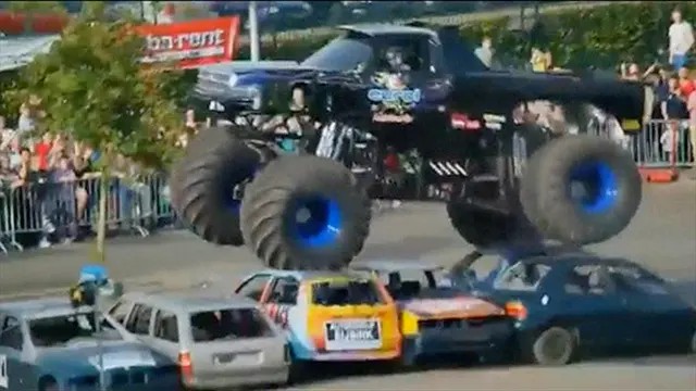 Create meme: huge monster truck, monster truck car, bigfoot machine