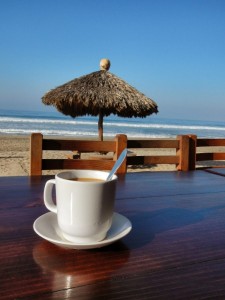 Создать мем: чашка кофе на море, утро на море с кофе, доброе утро пляж