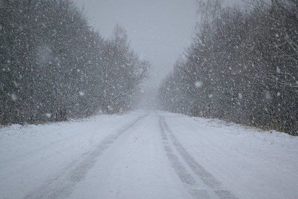 Создать мем: зимняя дорога сугробы, зима дорога, снежный накат