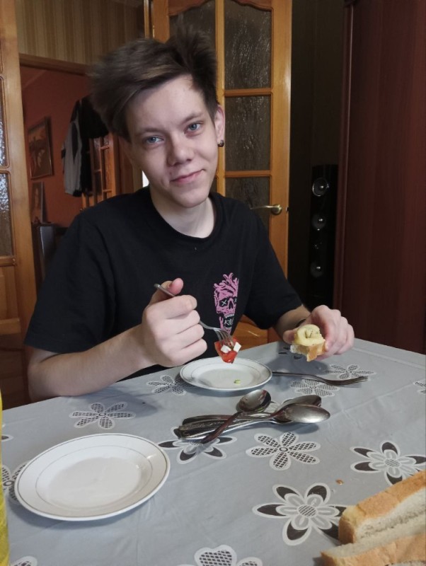Создать мем: парень, илья варламов, завтрак