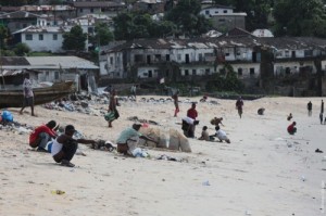 Создать мем: banjir, либерия туалет, либерия срут на берегу