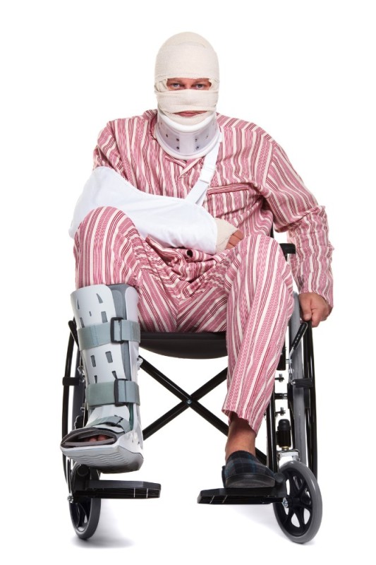 Создать мем: сонник мужчина в инвалидной коляске, человек в инвалидной коляске референс, перебинтованный человек с костылями