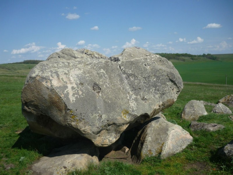 Создать мем: священные камни, тайны алатырь-камня, огромный камень