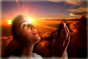 Создать мем: обращение к богу, сила мысли молитва, женщина молится богу