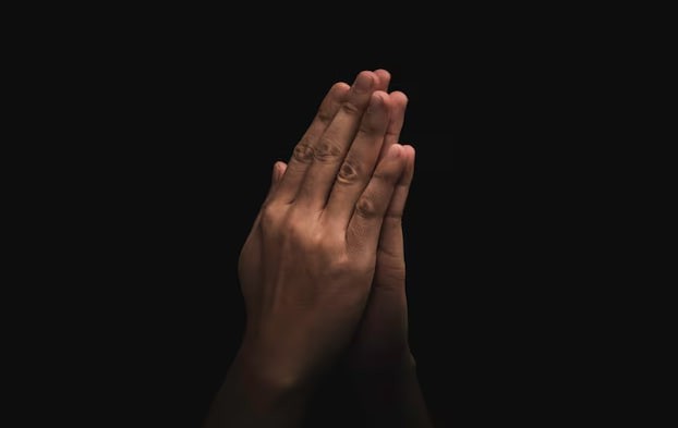 Создать мем: темнота, руки сложенные в молитве, ладони молящегося