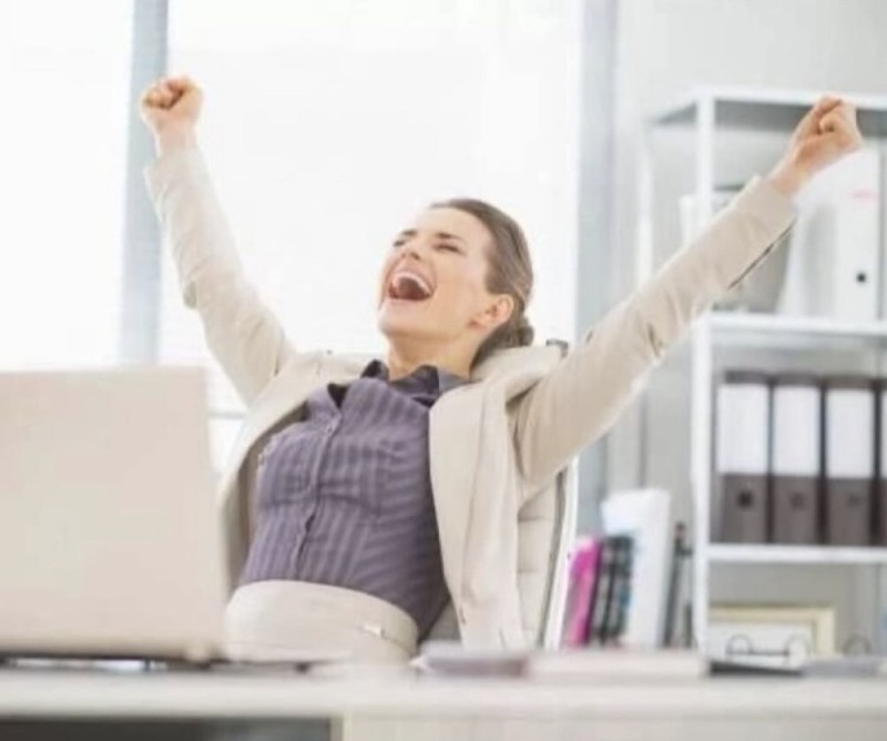 Создать мем: девушка в офисе, счастливая работа, люди в офисе радуются