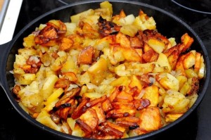 Создать мем: картофель жареный с луком, жареная картошка с луком, жареный картофель