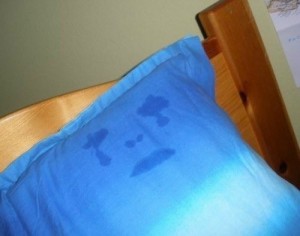 Создать мем: наволочки для подушек, заплаканная подушка, синяя подушка