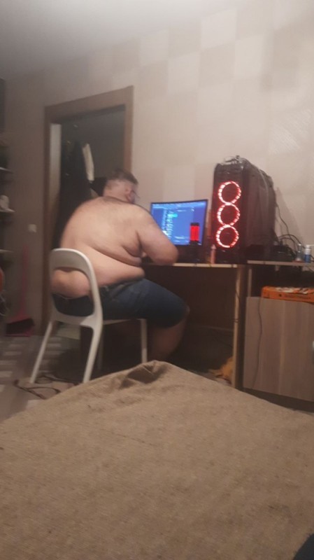 Создать мем: жирный мужик за компьютером, жирный хакер, геймер
