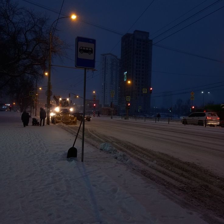 Create meme: the intersection of Voskresenskaya Lomonosova Arkhangelsk, snow in the city, winter 