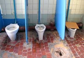 Создать мем: старый унитаз, советский туалет, общественный туалет