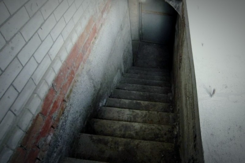 Создать мем: сон про лестницу в подъезде, лестница, подвал страшный