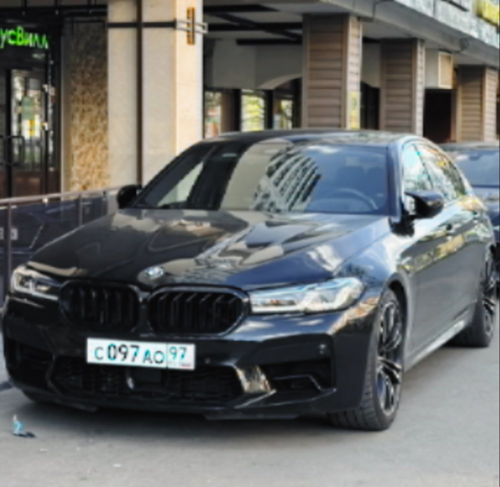 Создать мем: BMW M5 V (F10), bmw m5 2021, чёрная бмв м 5