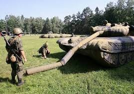 Создать мем: надувной т-72, надувные танки в армии рф, надувные танки вс рф