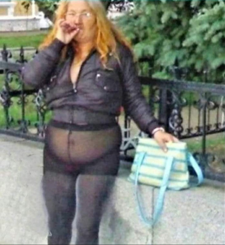 Создать мем: неправильно подобранная сумочка может испортить весь ваш образ, женщина, жирная баба в лосинах