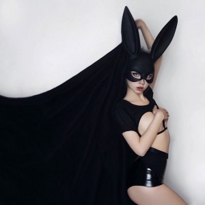Создать мем: маска кроличья плейбой, блондинка в черной маске кролика, девушка в маске зайца