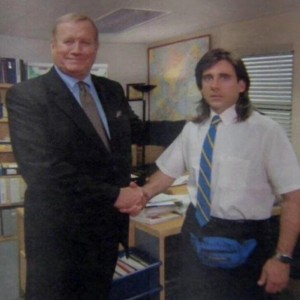 Создать мем: michael scott with long hair the office, майкл скотт рукопожатие, young michael scott