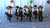 Создать мем: танец джельтенменов в детском, танец мальчиков со шляпами в детском, танец джентльменов в детском саду