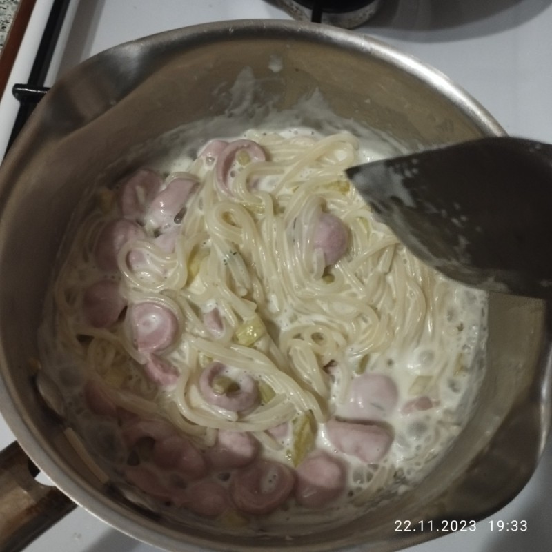 Создать мем: паста карбонара с сосисками и сливками, макароны в сливочном соусе, спагетти карбонара