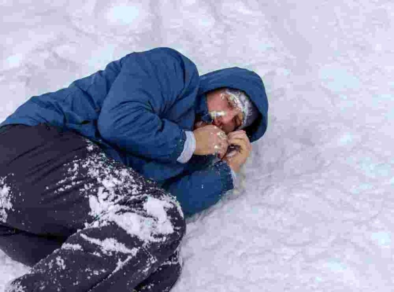 Создать мем: гипотермия 2010, человек, человек сидит на снегу