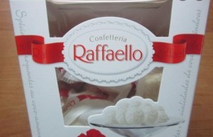 Создать мем: шоколад raffaello, рафаэлло конфеты на столе, конфеты raffaello