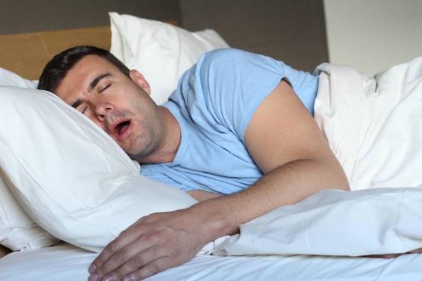 Создать мем: мужчина зевает, апноэ во сне, полный мужчина спит