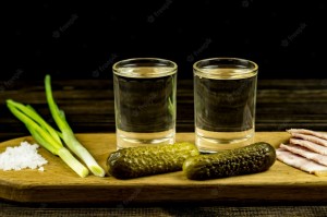 Создать мем: рюмка водки и огурчик, огурцы с водкой и медом, pickled cucumber