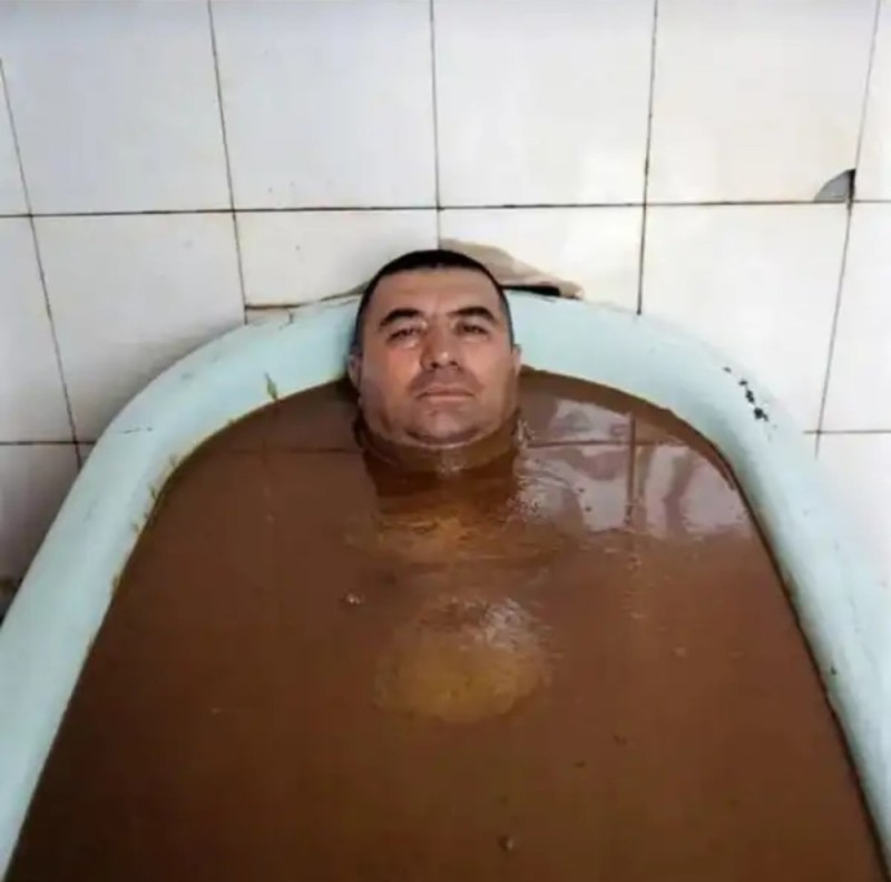Создать мем: приколы в ванной, нафталан ванны азербайджан, грязевые ванны