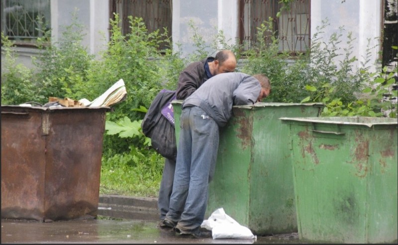 Создать мем: мусорный бак, бомж в мусорном баке, бомж в мусорке