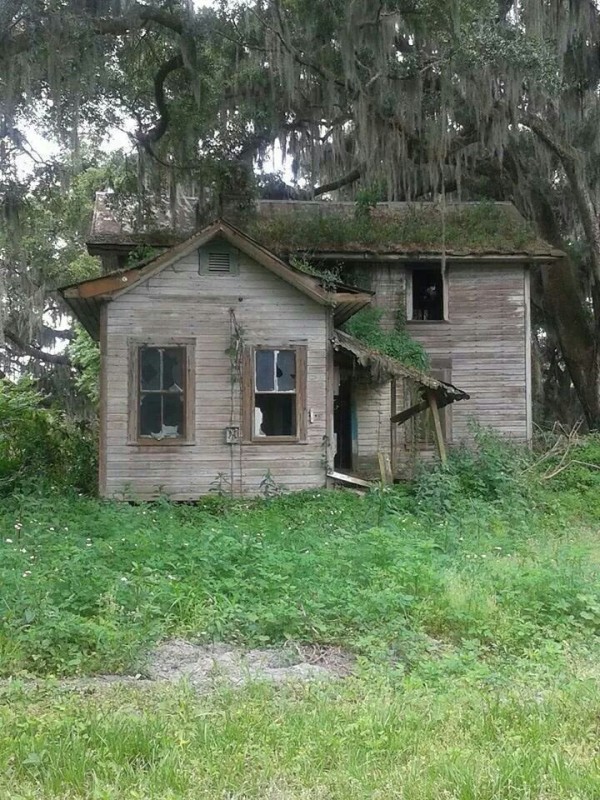 Create meme: old house , an old abandoned house, abandoned house