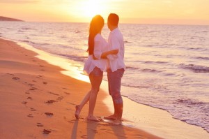 Создать мем: медовый месяц на море, влюбленные пары, влюбленные пары на море