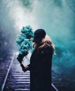 Создать мем: красивые картинки сохры, дым, грусть девушка ночной город выпускает дым цветные вертикальные