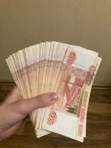 Создать мем: крупные суммы денег, веер денег в руках, деньги рубли