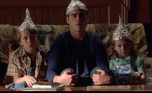 Создать мем: фильм про брата и сестру инопланетян, шапка из фольги, мэл гибсон в шапочке из фольги