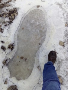 Создать мем: отпечаток великана, следы на снегу, след от ботинка на снегу