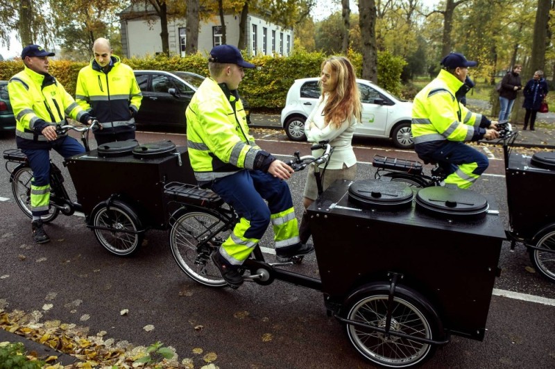 Создать мем: bike move, полиция праги, на велосипеде