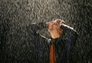 Создать мем: красивая девушка под дождем, дождь, парень под дождем