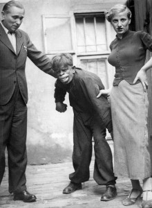 Создать мем: человек обезьяна 1937 год, человек-обезьяна найденный в джунглях бразилии, человек обезьяна 1937 фильм