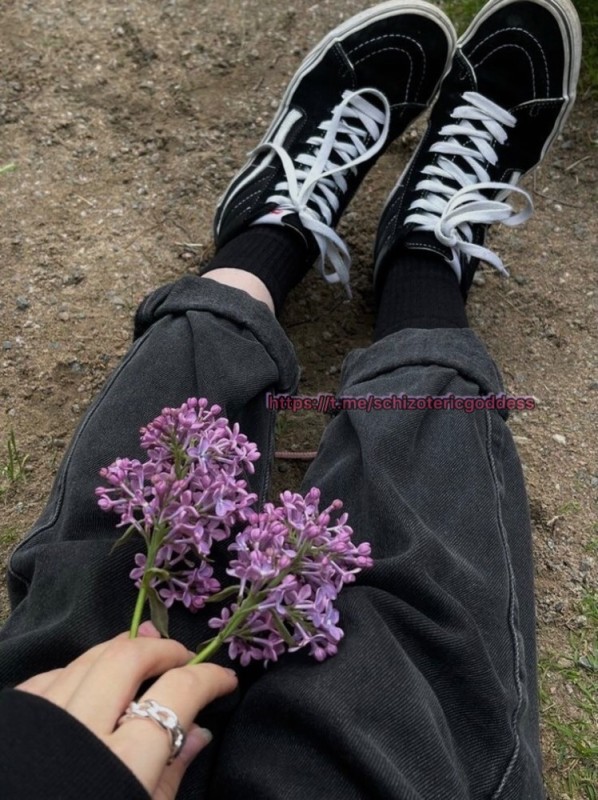 Create meme: converse chuck taylor 70 on foot, tumblr girls, flowers in sneakers