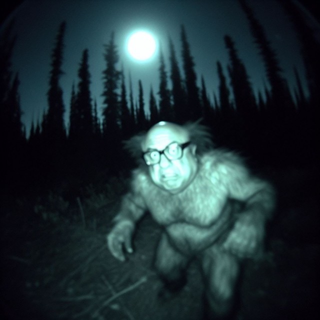 Создать мем: чудовище в лесу, страшные истории на ночь, темнота