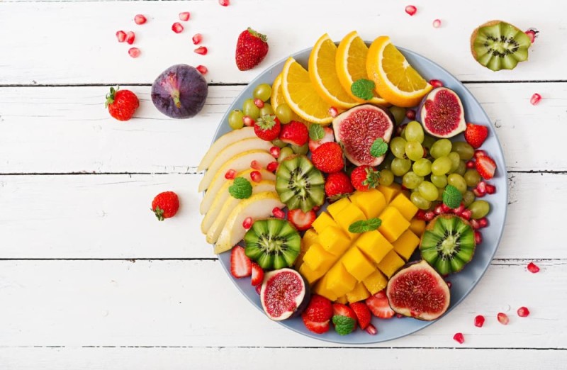 Создать мем: фруктовая нарезка, фруктовая тарелка с манго, фрукты на тарелке