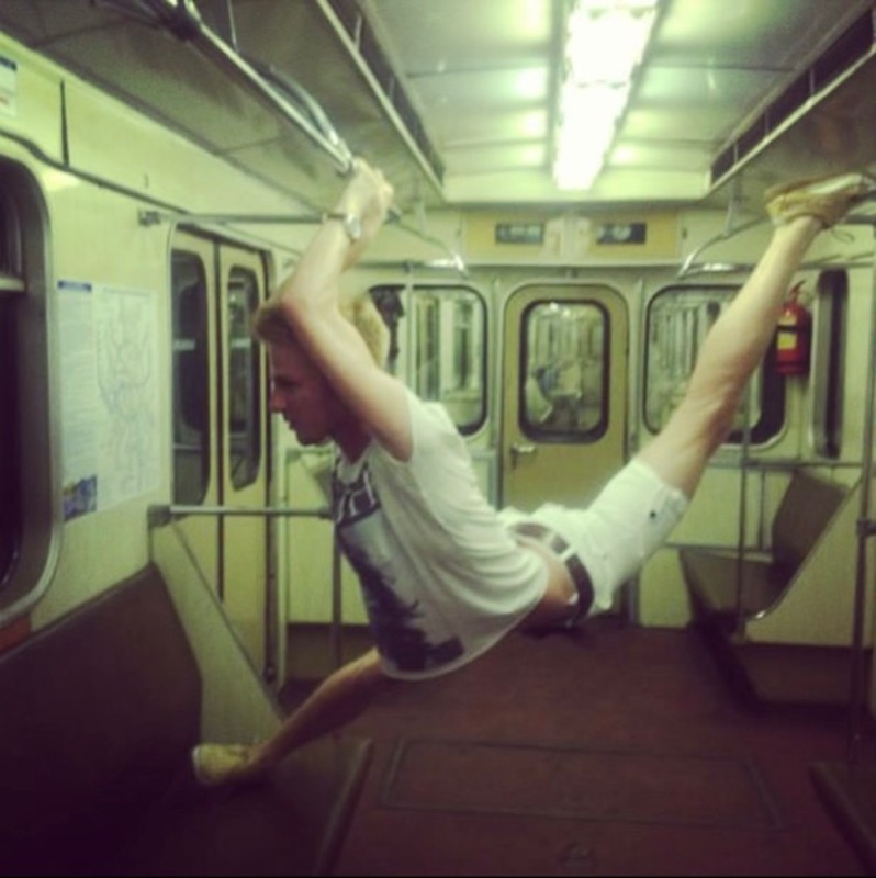 Создать мем: максим гуртовых балет, вагон метро, мужчина